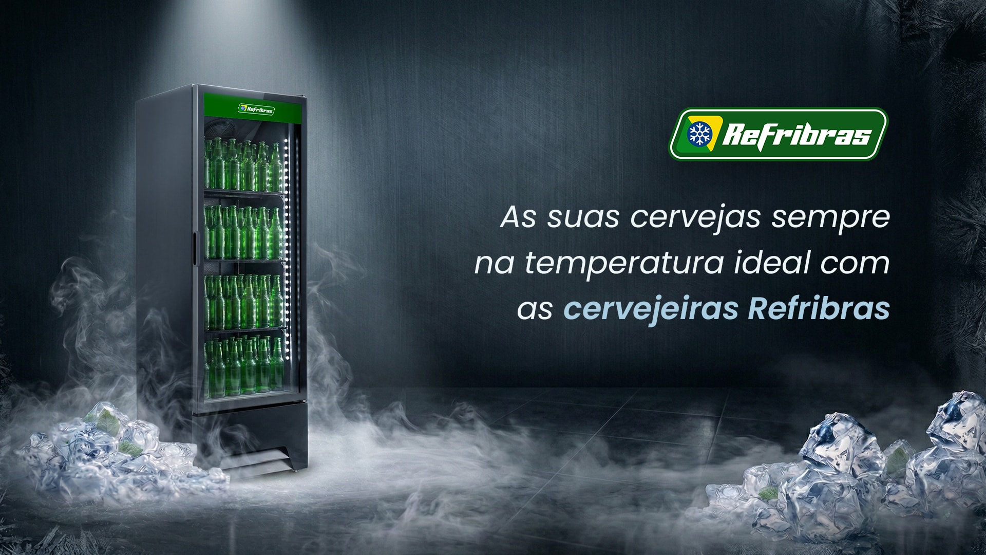 Cervejeira Refribras com garrafas verdes, gelo e neblina — destaque promocional